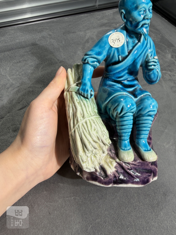 清晚期孔雀蓝釉加茄皮紫釉樵夫塑像 - 图4